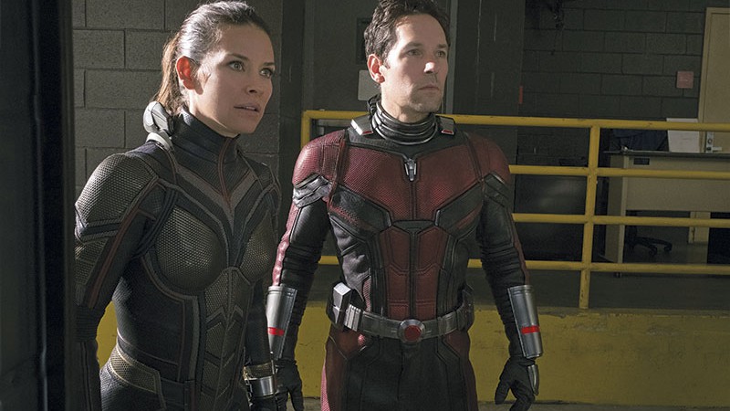 <b>Desmascarados</b><br>
Evangeline Lilly e Paul Rudd semitrajados de Vespa e Homem-Formiga

 - Ben Rothstein/Marvel Studios/Divulgação