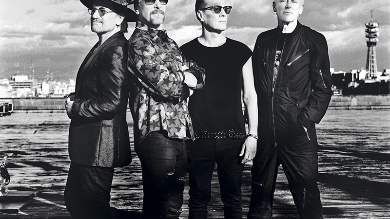 <b>Com Horizonte</b><br>
Bono, The Edge, Larry Mullen Jr. e Adam Clayton em 2017

 - Anton Corbijn