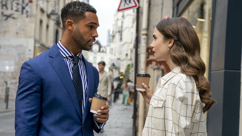 Lucien Laviscount e Lily Collins em Emily in Paris, da Netflix (Foto: Reprodução / Twitter)