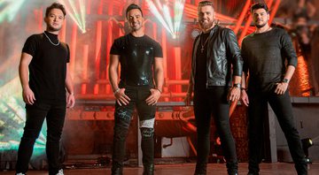 Luis Fonsi, Thyy e Zé Neto e Cristiano nos bastidores de clipe filmado em São Paulo (Foto: Divulgação/Universal Music Brasil)