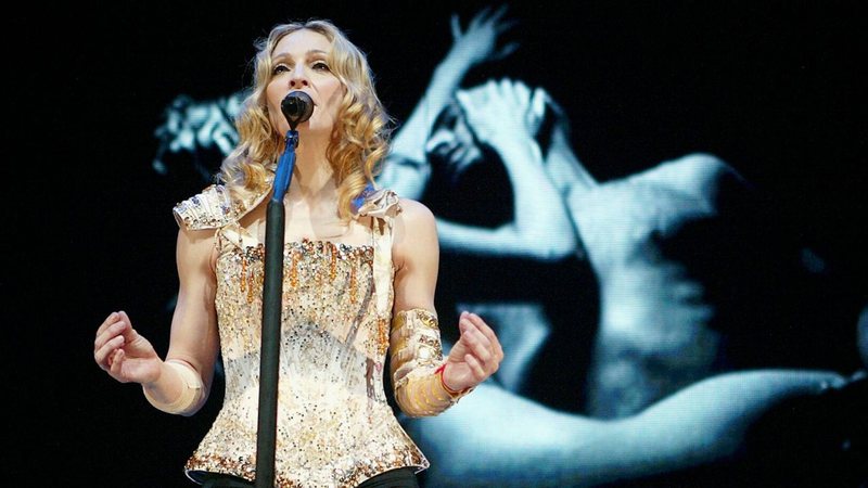 Madonna durante show da turnê Re-Invention World Tour em 2004 (Foto: Frank Micelotta/Getty Images)