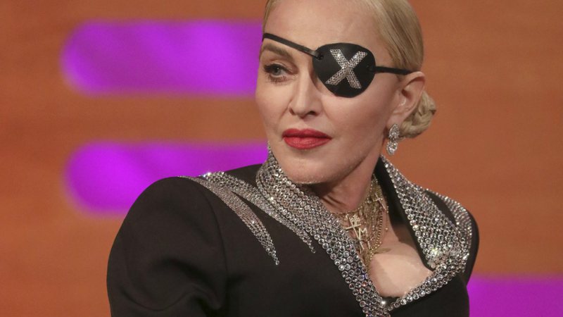 Imagem Aos 62 anos, Madonna homenageia filhos em sua primeira tatuagem; confira