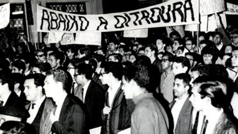 Manifestantes durante o período militar (Foto: Wikimedia Commons)