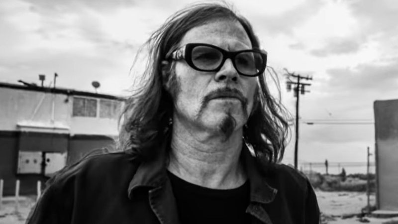 Mark Lanegan no clipe de "Night Flight to Kabul" (Foto: Reprodução/YouTube)