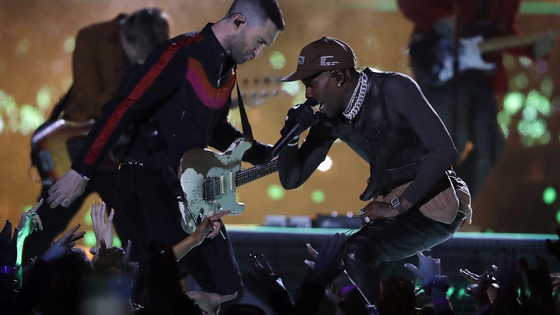 Maroon 5 e Travis Scott na final do Super Bowl LIII (Foto:AP Photo/Jeff Roberson)