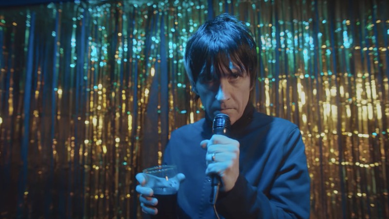 Johnny Marr no clipe de Armatopia (Foto:Reprodução)