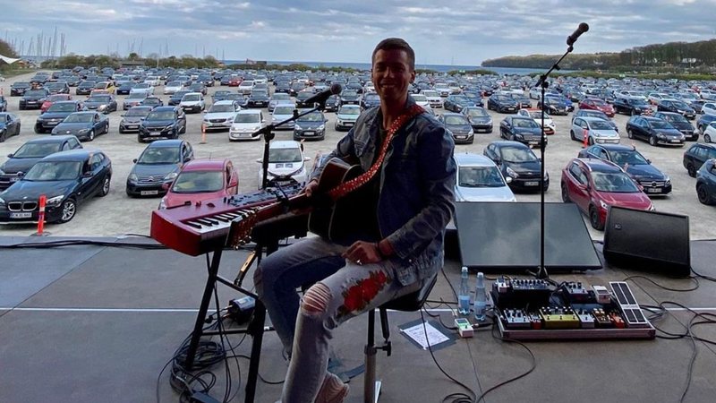 Mads Langer em show drive-in na Dinamarca (Foto: Reprodução / Instagram)