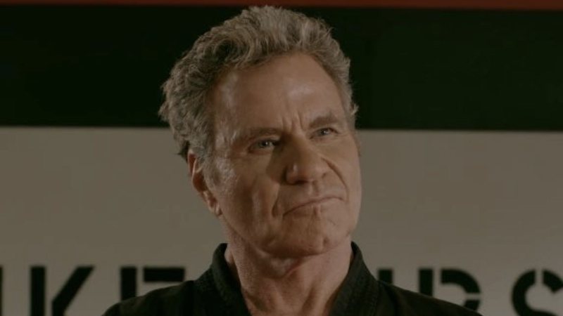 Martin Kove em Cobra Kai (Foto: Reprodução /Twitter)