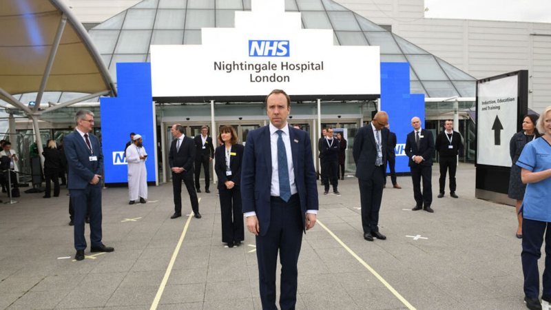 Matt Hancock, ministro da saúde do Reino Unido, em frente ao Nightingale Hospital (Foto:  WPA Pool / Equipe)