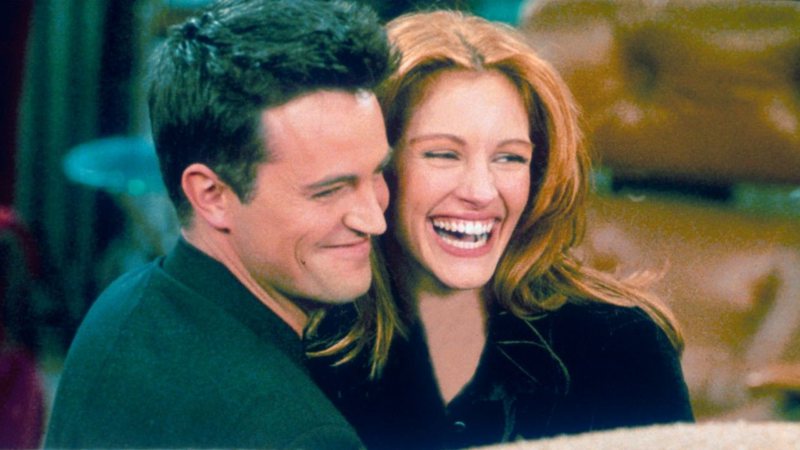 Matthew Perry e Julia Roberts em Friends (Foto: Reprodução/Warner)