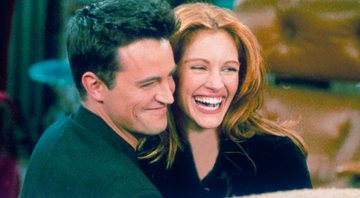 Matthew Perry e Julia Roberts em Friends (Foto: Reprodução / Warner)