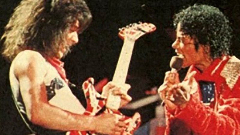 Eddie Van Halen e Michael Jackson juntos no palco (Foto: Divulgação / BIZZ)