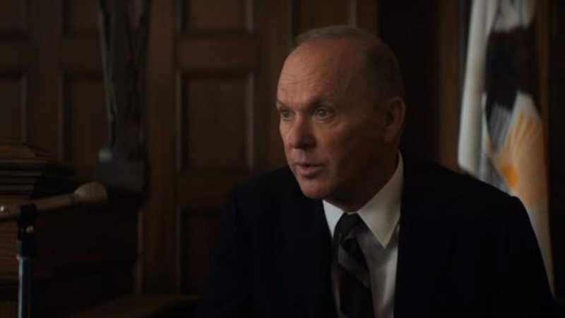 Michael Keaton como Ramsey Clark em Os 7 de Chicago (Foto: Reprodução/Netflix)