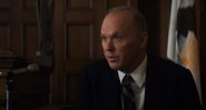 Michael Keaton como Ramsey Clark em Os 7 de Chicago (Foto: Reprodução/Netflix)