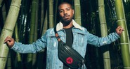 Michael B. Jordan em divulgação da linha de Naruto da marca Coach (foto: Divulgação Coach)