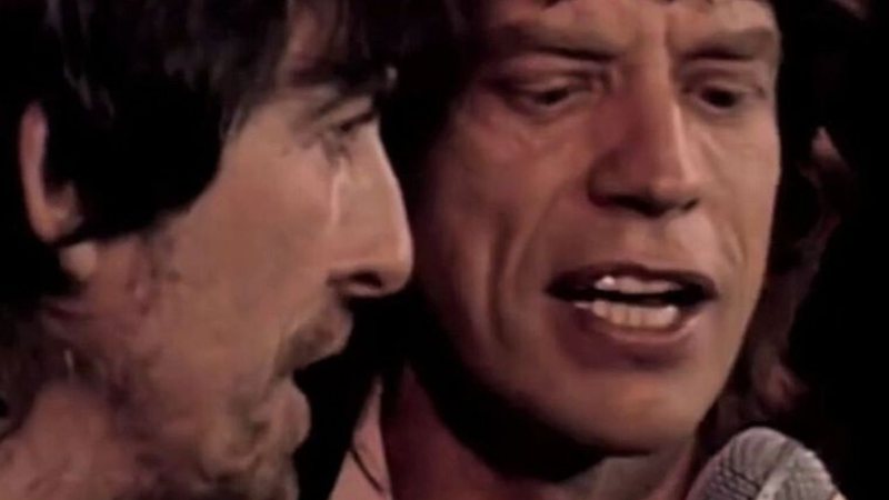 George Harrison e Mick Jagger em cerimônia do Hall da Fama do Rock and Roll, em 1988 (Foto: Reprodução/ Youtube)