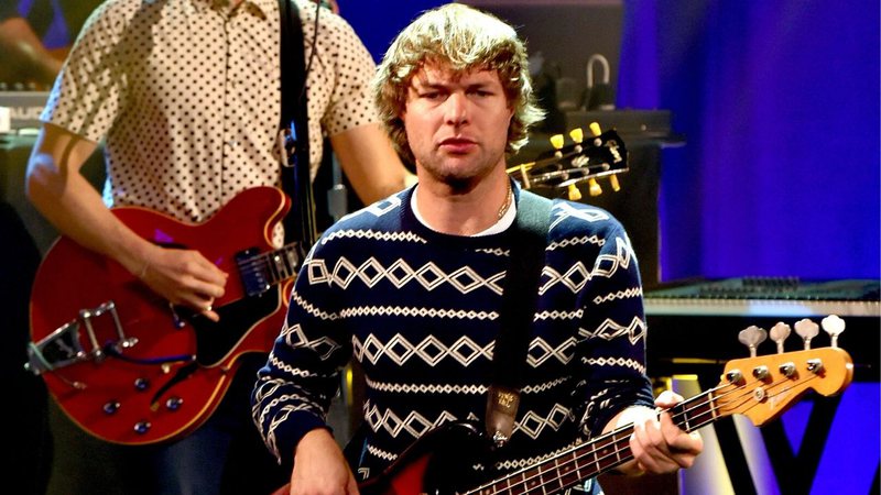 Mickey Madden no palco do iHeartRadio com Maroon 5 em 2014 (Foto: Kevin Winter/Getty Images for Clear Channel)