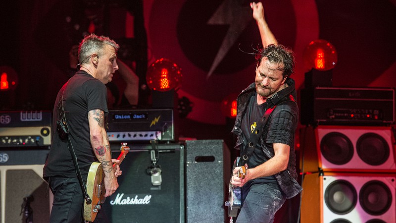 Mike McCready e Eddie Vedder (Foto: Amy Harris/AP Images)