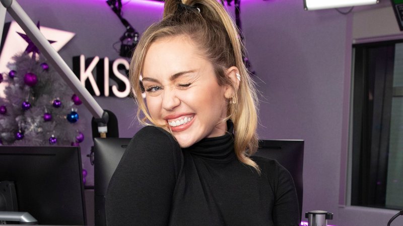 Miley Cyrus na Kiss FM (Foto: John Phillips/Getty Images)