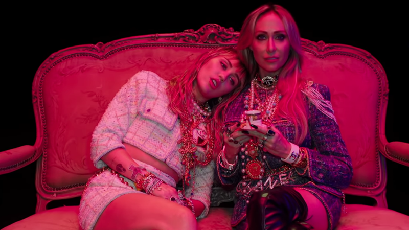 Miley Cyrus e Tish Cyrus (Foto: Reprodução / YouTube)