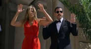 Jennifer Aniston e Adam Sandler, em cena de Mistério do Mediterrâneo (Foto: Netflix / Reprodução)