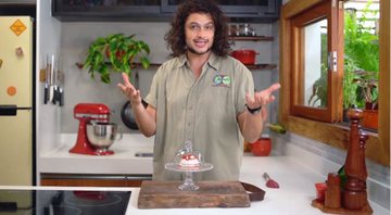 Mohamad Hindi ensina a fazer a Panna Cotta de O Poço (Foto: YouTube / Reprodução)