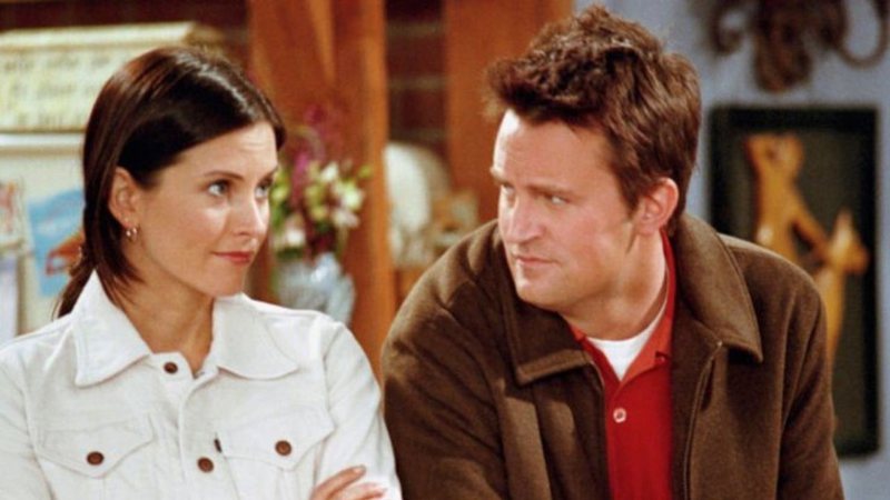 Courteney Cox e Matthew Perry em Friends (Foto: Reprodução/Warner Bros.)