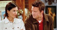 Courteney Cox e Matthew Perry em Friends (Foto: Reprodução/Warner Bros.)