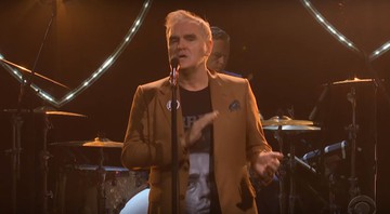 Morrissey durante apresentação no The Late Late Show with James Corden (Foto: Reprodução)