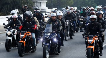 Jair Bolsonaro e apoiadores em motociata (Foto: Rodrigo Paiva/Getty Images))