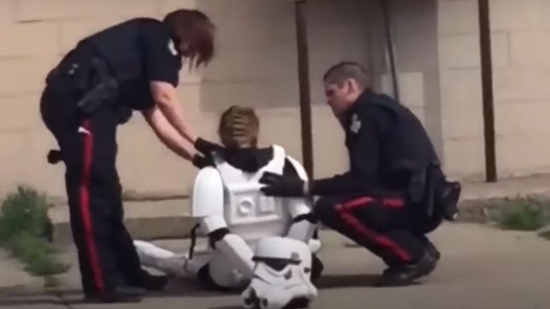 Mulher vestida de Stormtrooper abordada por policiais no Canadá (Foto: Reprodução)