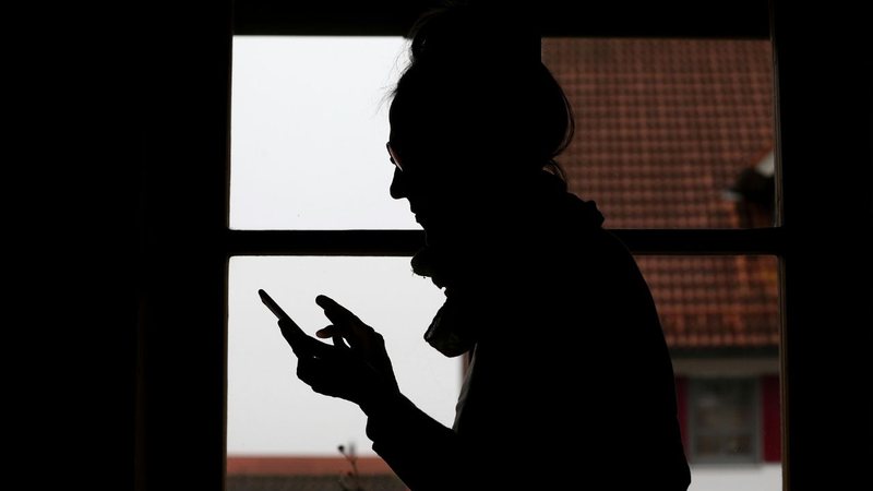 Mulher em isolamento social na Alemanha (Foto: Karl-Josef Hildenbrand/picture-alliance/dpa/AP Images)