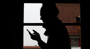 Mulher em isolamento social na Alemanha (Foto: Karl-Josef Hildenbrand/picture-alliance/dpa/AP Images)