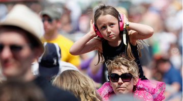 Menina em festival na Inglaterra (Foto: Simone Joyner/Getty Images)