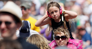 Menina em festival na Inglaterra (Foto: Simone Joyner/Getty Images)