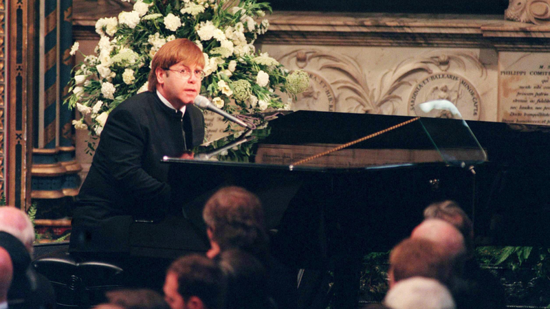 Elton John cantando "Candle in the Wind" no funeral da princesa Diana (Foto: Reprodução)