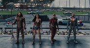 Jason Momoa, Gal Gadot, Ezra Miller, e Ray Fisher em Liga da Justiça (Foto: Reprodução)