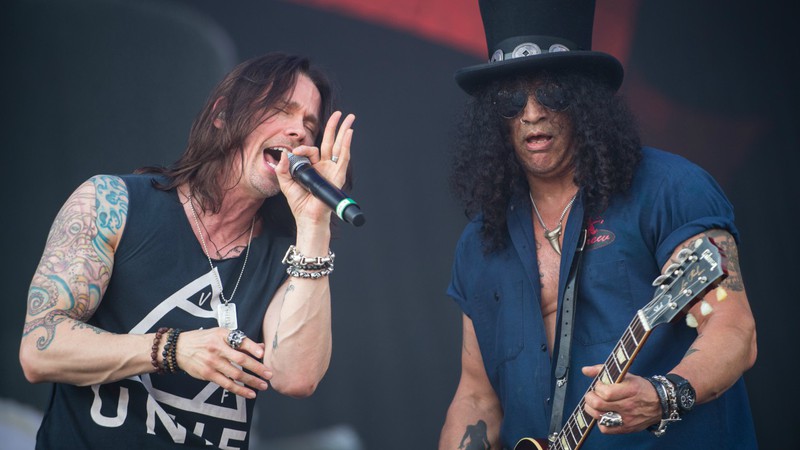 Myles Kennedy e Slash durante o festival Rock im Park, na Alemanha, em 2015 (Foto:Matthias Merz/picture-alliance/DPA/AP Images)