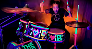 Nandi Bushell tocando The Who (Reproducão/ Vídeo).png