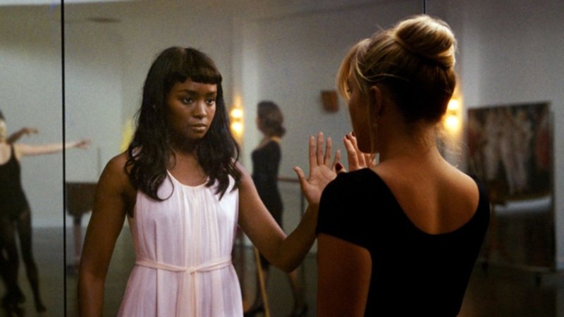 KiKi Layne em Não Se Preocupe, Querida (Foto: Reprodução/Warner Bros.)