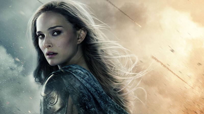 Natalie Portman voltará ao MCU como Lady Thor (Crédito: Divulgação / Thor: O Mundo Sombrio)https://rollingstone.uol.com.br/noticia/chris-hemsworth-invade-previsao-do-tempo-em-programa-de-tv-australiano-assista/