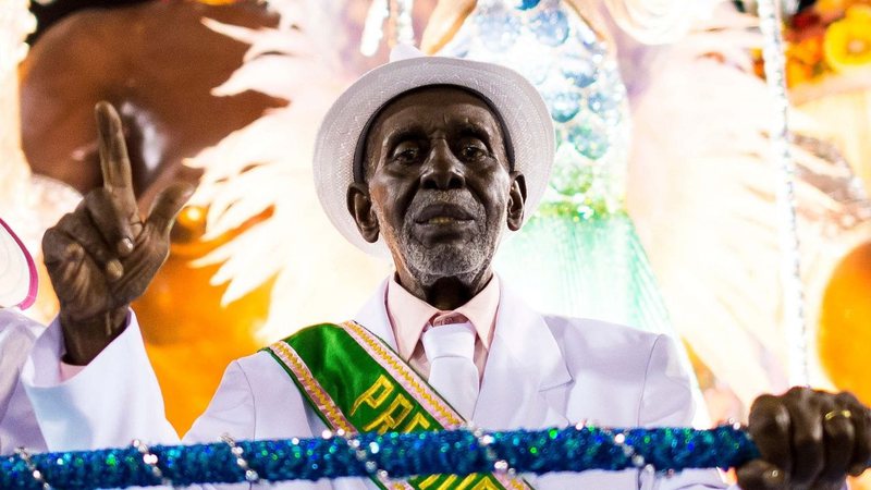 Nelson Sargento em desfile da Mangueira em 2014 (Foto: Buda Mendes/Getty Images)