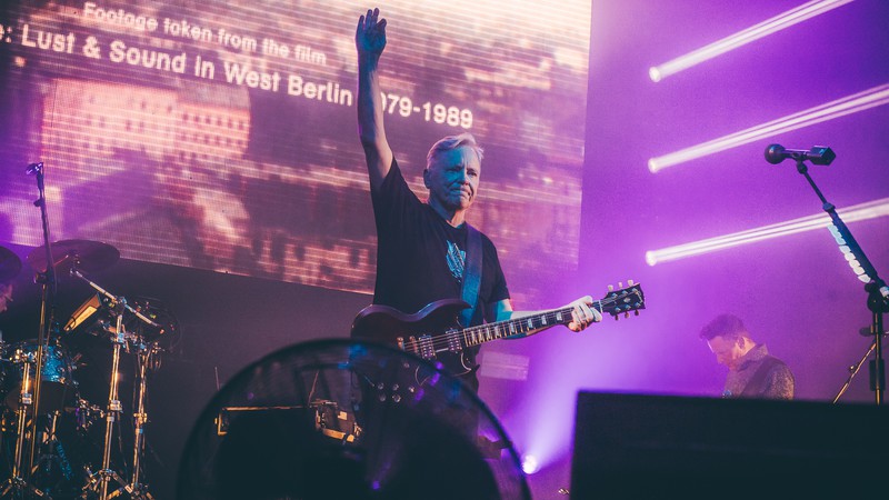 Bernard Sumner, vocalista do New Order (Foto: Stephen Solon)