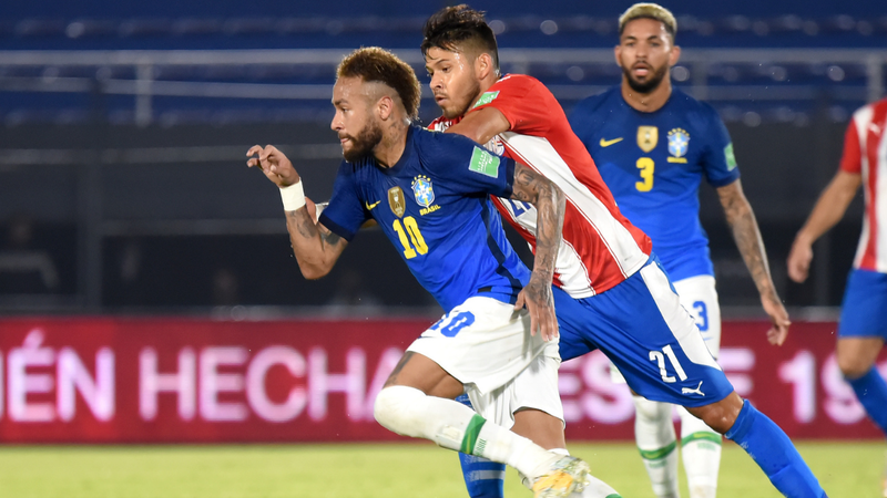 Neymar e Óscar Romero durante jogo contra Paraguai nas Eliminatórias da Copa do Mundo (Foto: Christian Alvarenga/Getty Images)