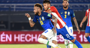 Neymar e Óscar Romero durante jogo contra Paraguai nas Eliminatórias da Copa do Mundo (Foto: Christian Alvarenga/Getty Images)