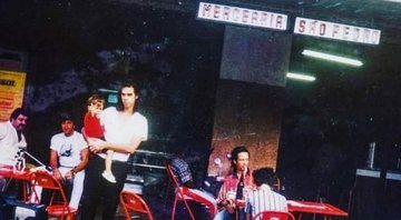 Nick Cave e o filho, Luke, no Mercearia São Pedro, em São Paulo (Foto: Peter Semple)