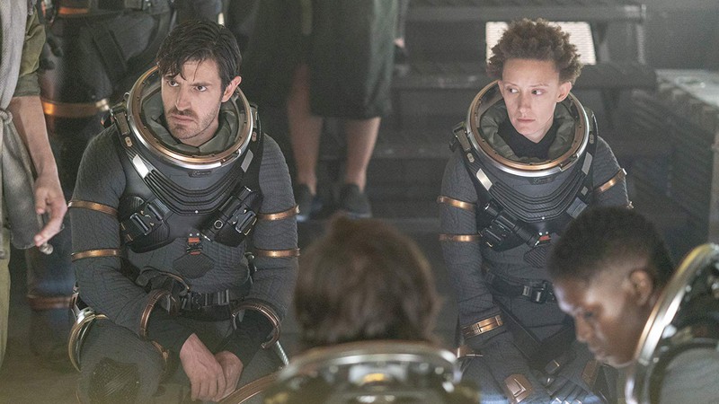 Eoin Macken e Maya Eshet em Nightflyers (Foto:Reprodução/Syfy)