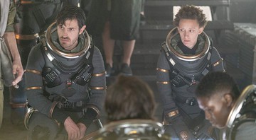 Eoin Macken e Maya Eshet em Nightflyers (Foto:Reprodução/Syfy)