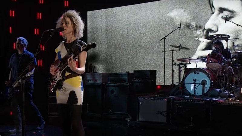 Integrantes do Nirvana e cantora St. Vincent em show em 2014 (Foto: Reprodução/YouTube)