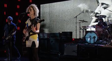 Integrantes do Nirvana e cantora St. Vincent em show em 2014 (Foto: Reprodução/YouTube)